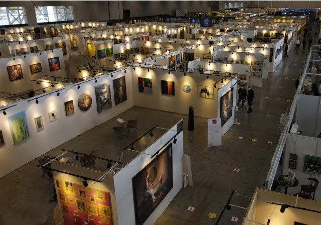 ArtContact İstanbul fuarından genel görünüm · 2026
